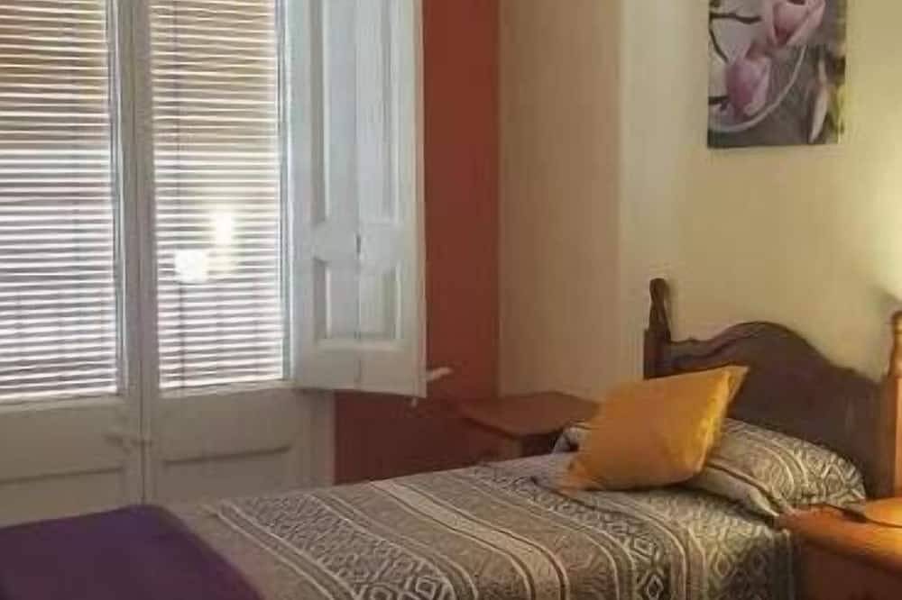 Entire apartment, Apartment 'Pis Romàntic A Tremp' with Balcony, Wi-Fi and Air Conditioning in Tremp, Spanish Pyrenees