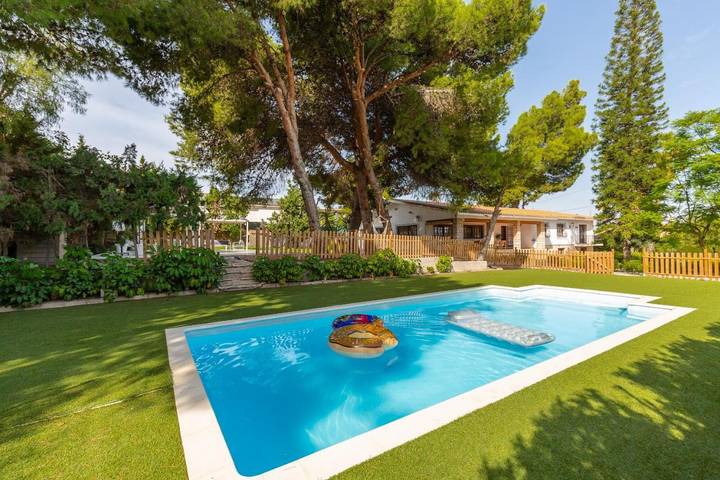 Chalet para 16 personas, con jardín y piscina, Se admiten mascotas en Alicante
