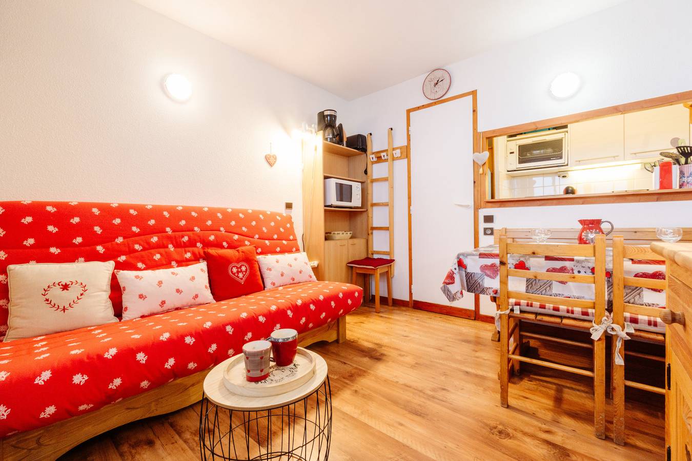 Entire studio, Apartment "L'Edelweiss" with Mountain View and Balcony in Valfréjus, Modane