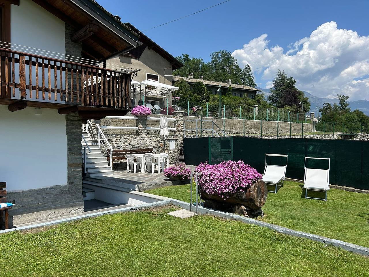 Geheel appartement, Vakantie Appartement "Casa Sabrina - Blu" met Uitzicht op de Bergen, Tennisbaan & Wi-Fi in Comune di Sarre, Walliser Alpen