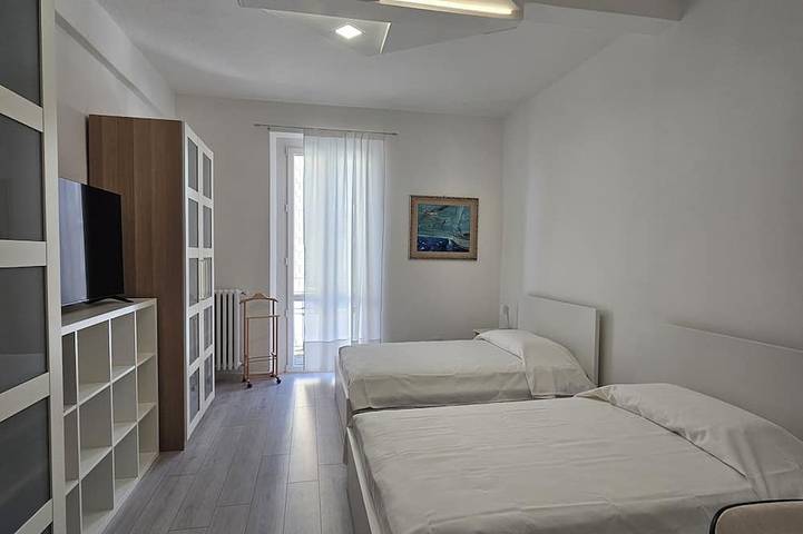 Apartamento entero, Brand new semi-central apartment very convenient to services in Novara, Provincia de Novara