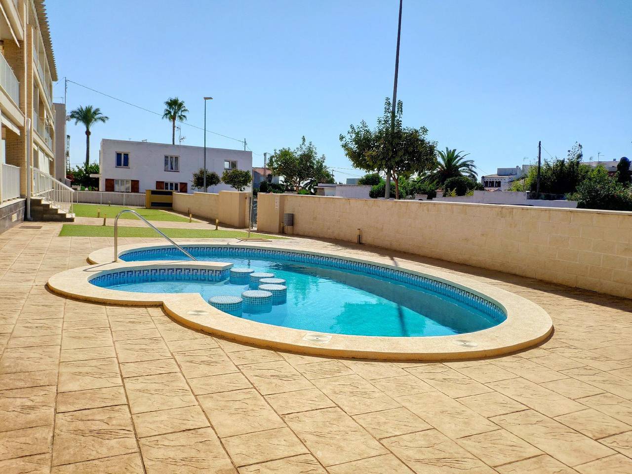 Entire holiday apartment, Stylish 78m² Apartment with Pool & WiFi, 1.5km to Cala Beach in Zona Triador, Vinaròs