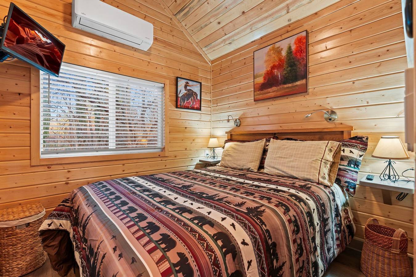 Entire apartment, New Moondance Majestic Mini Cabin Cathedral Rock in Oak Creek Canyon