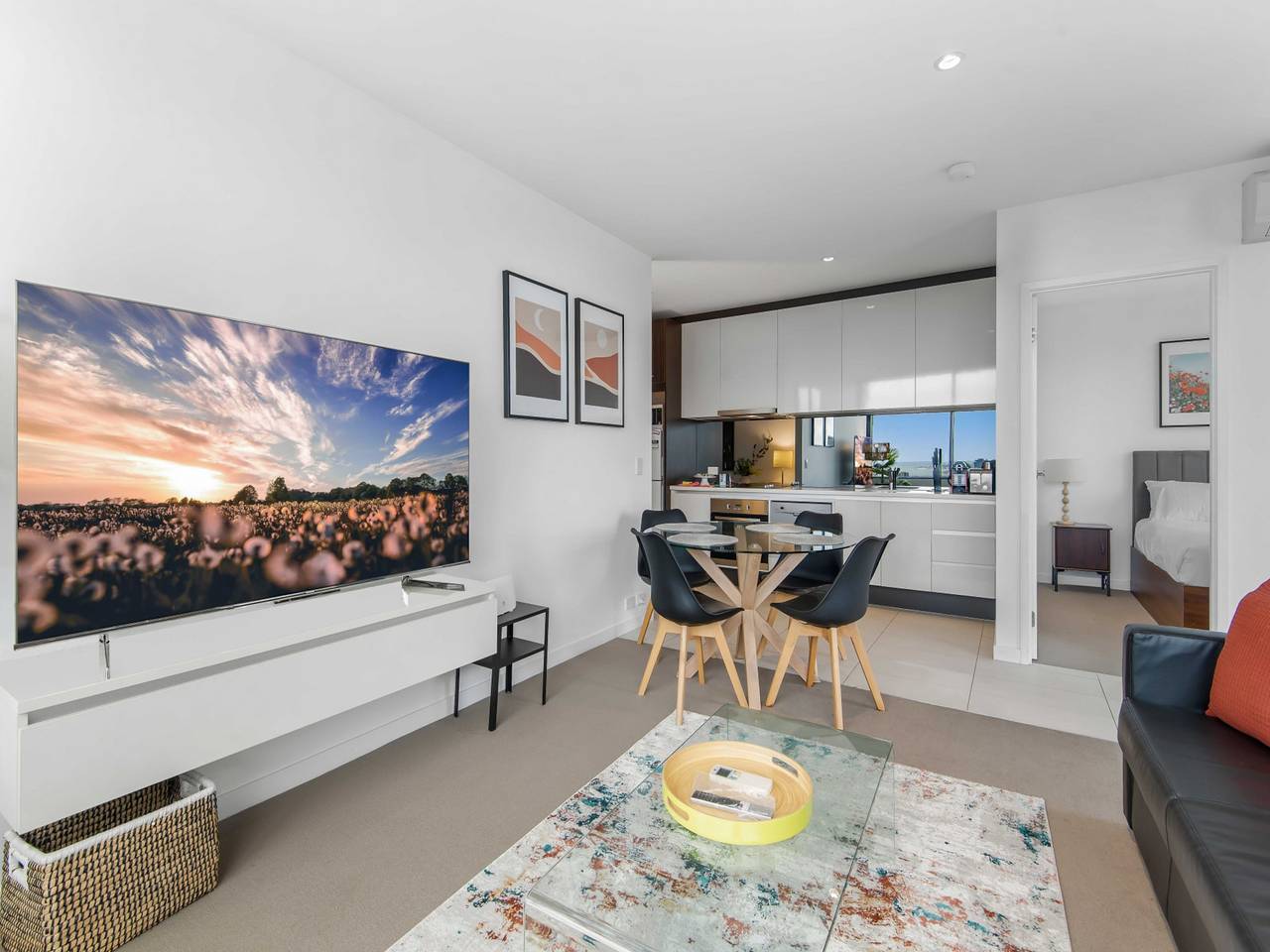 Entire apartment, Pristine 2-Bed Central Apartment with City Views in Melbourne, Victoria