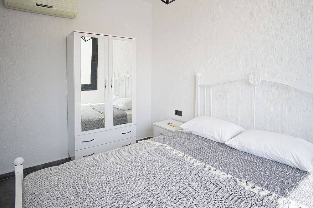 4 Bedroom Villa with a private pool and incredible views in Bodrum, Türkische Ägäis