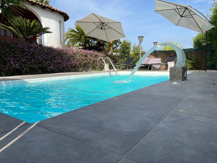 Casa vacanza per 6 persone, con Balcone e Terrazza nonché Giardino e Piscina a Aci Catena