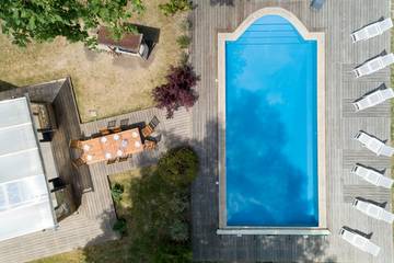 Cottage pour 30 personnes, avec jacuzzi et piscine ainsi que jardin et sauna, animaux acceptés dans Neuilly-sur-Eure