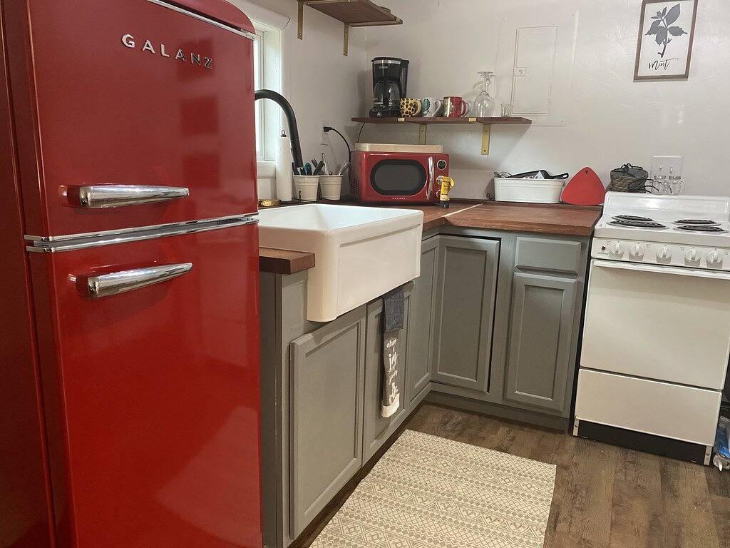 Little Bear Cottage-3 blocks from the lake! in Indian Lake