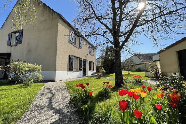 Location de vacances pour 6 personnes, avec Terrasse et Jardin à Athis