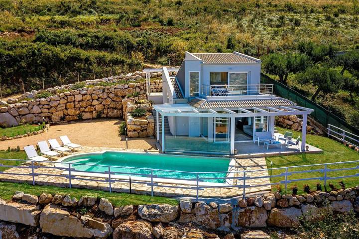 Villa for 4 people, with pool and hot tub as well as terrace in Sicily