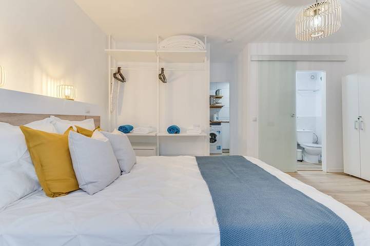 Appartement entier, Newly Renovated Beach Apartment Just Steps to Sand with Dedicated Workspace Area in La Isleta, Las Palmas de Gran Canaria