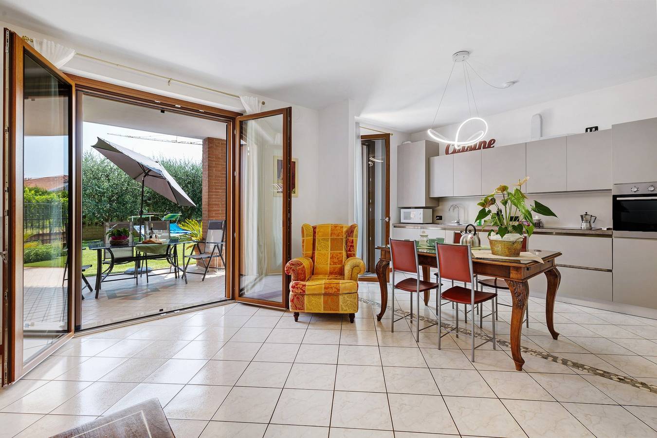 Apartamento entero, Apartamento 'Katy Lake Lavanda ' con terraza privada, Wi-Fi y aire acondicionado in Peschiera del Garda, Montañas Garda