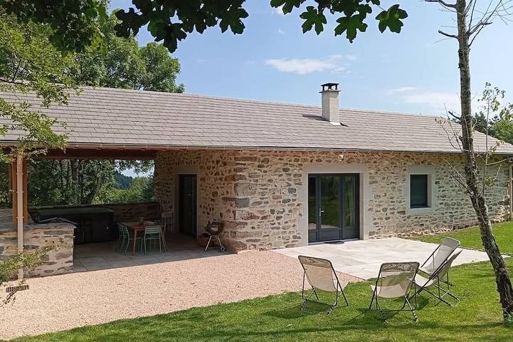 Gîte pour 5 personnes, avec Jacuzzi et Jardin dans Saint-Julien-du-Pinet