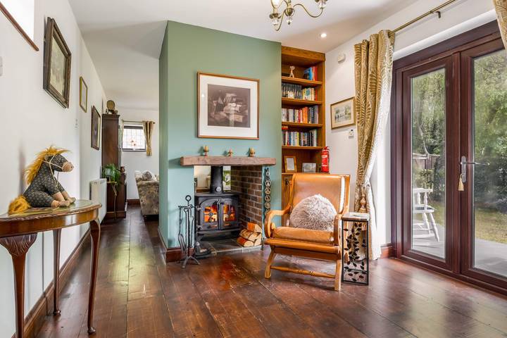 The Willows - Woodland Cottage with Log Burner in Christchurch, Dorset