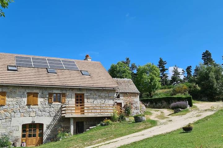 Location de vacances pour 12 personnes, avec Balcon et Terrasse ainsi que Jardin et Piscine dans Saint-Just (Val-d'Arcomie)