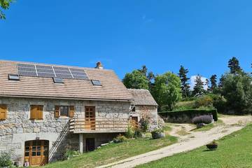 Gîte pour 14 personnes, avec jardin et vue, animaux acceptés dans Saint-Just (Val-d'Arcomie)