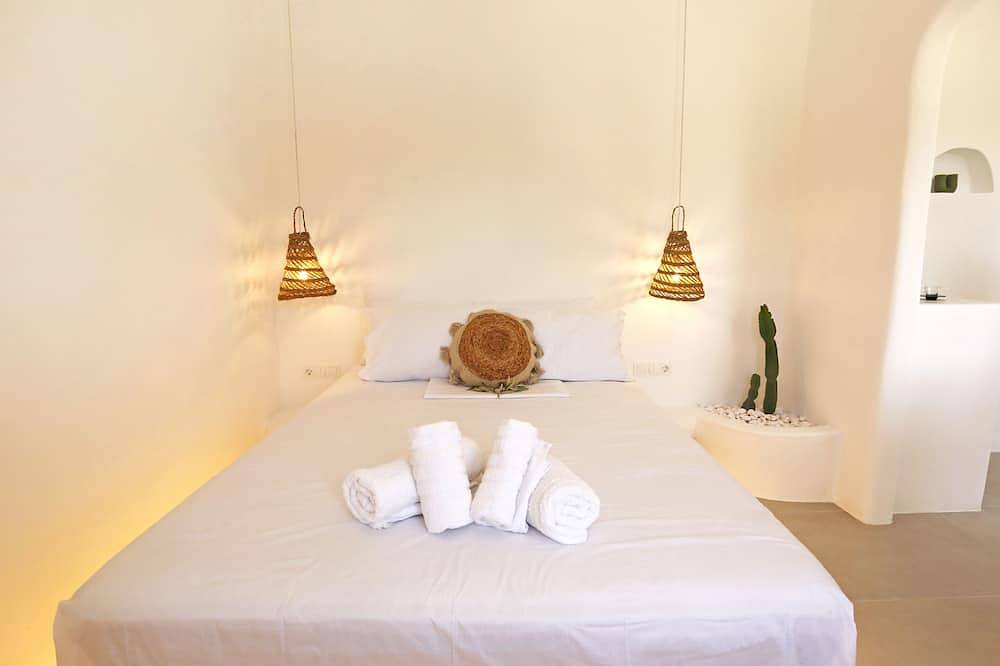 Ganze Wohnung, A privately owned home adorned in the distinctive, traditional Cycladic style. in Syros