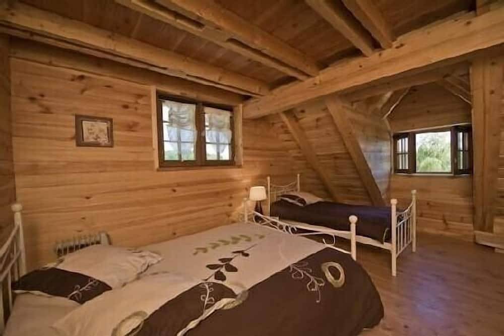 New chalet made with traditional wood with private pond in Mazet-Saint-Voy, Massif Central