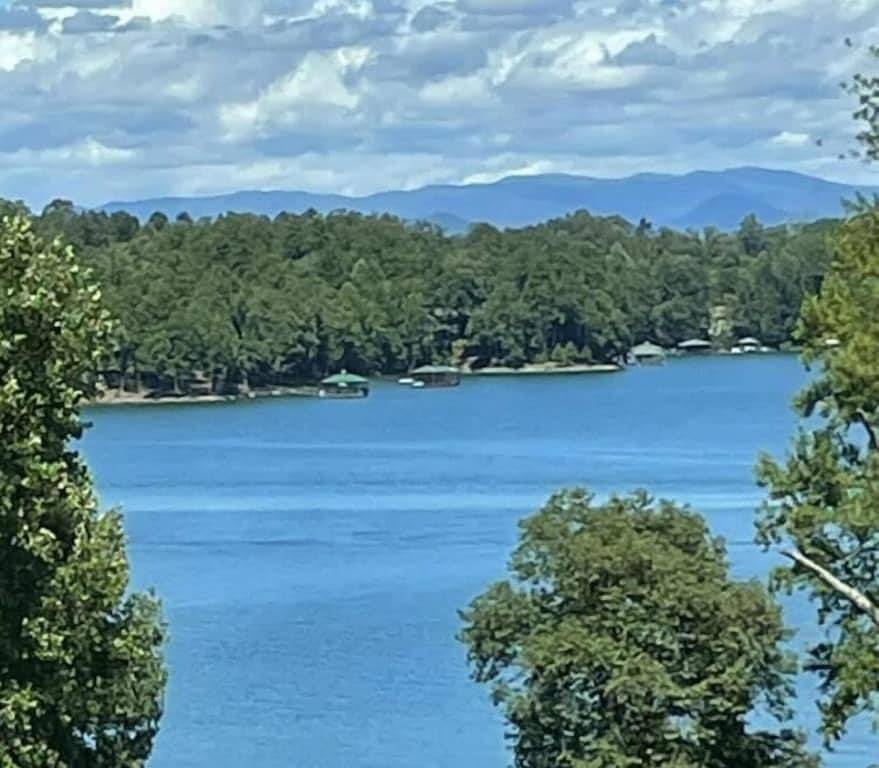 The Poolside Villa- 2queen bd, lake Keowee, golf,hike,waterfalls, near Clemson, in Lake Keowee