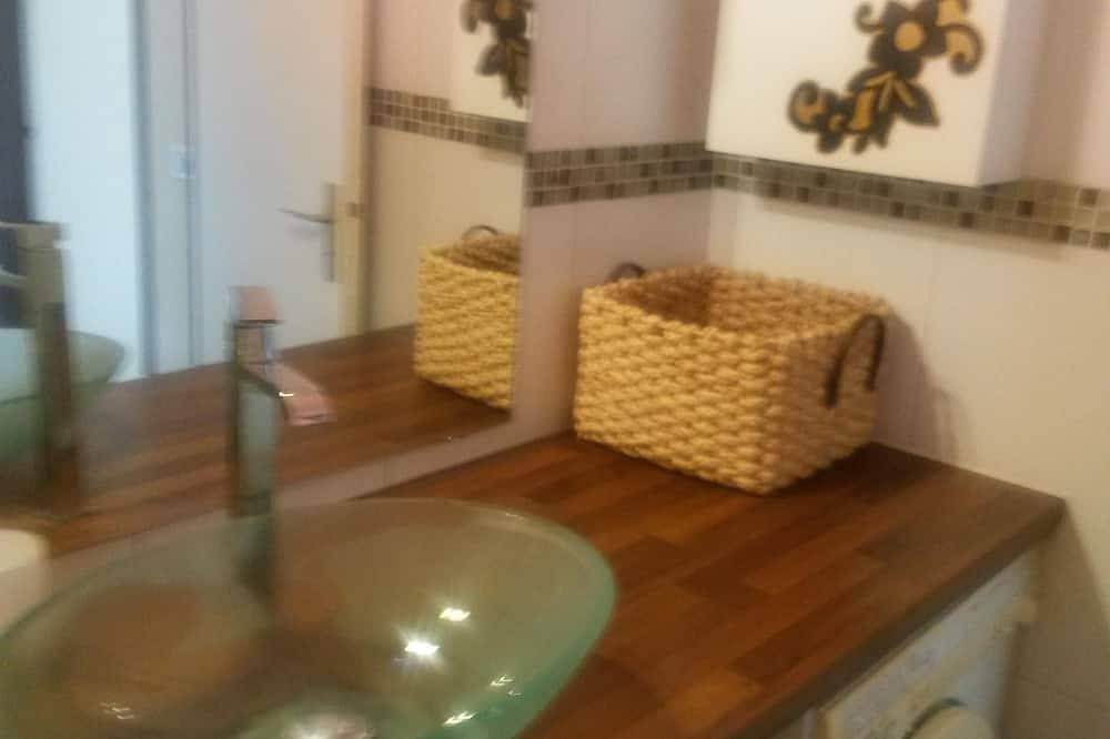 Entire apartment, 2-room cabin studio with view of the sea in Port-Camargue in Port Camargue, Le Grau-du-Roi