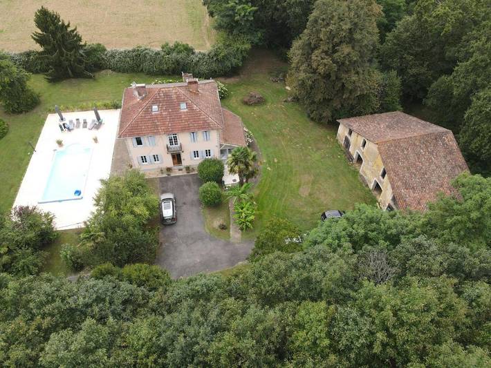 Cottage pour 3 personnes, avec piscine et jardin ainsi que bassin pour enfant et vue, animaux acceptés à Castelnau-Chalosse