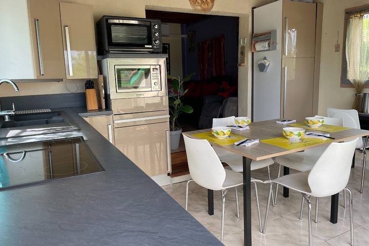 Ganze Wohnung, Ferienwohnung für 4 Personen mit Pool in Villette-sur-Ain, Ain