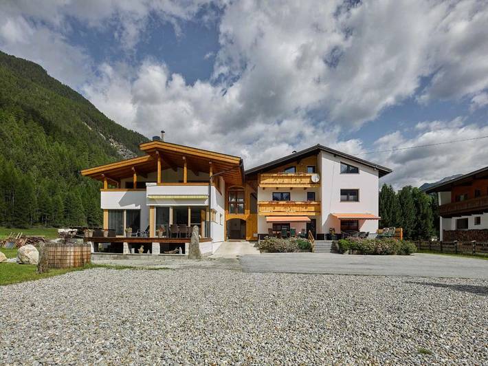 Ferienhaus für 18 Personen, mit Balkon und Terrasse sowie Garten und Ausblick in Oberried (Tirol)
