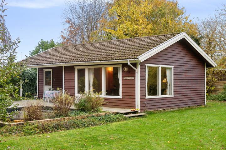 Ferieudlejning for 4 personer, med Terrasse og Have i Rødvig