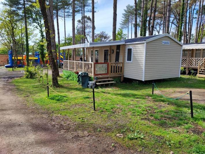 Camping pour 4 personnes, avec jacuzzi et piscine ainsi que bassin pour enfant et terrasse