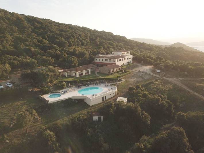 Hôtel pour 2 personnes, avec vue et vue sur le lac ainsi que jardin et piscine à Sant'Antonio di Gallura