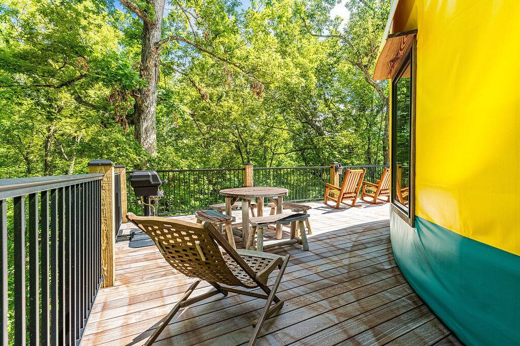 Comfy, Cozy, Luxury Yurt, Fun w/Private Hot Tub & Gas Grill, Large Deck in Pigeon Forge, Sevier County