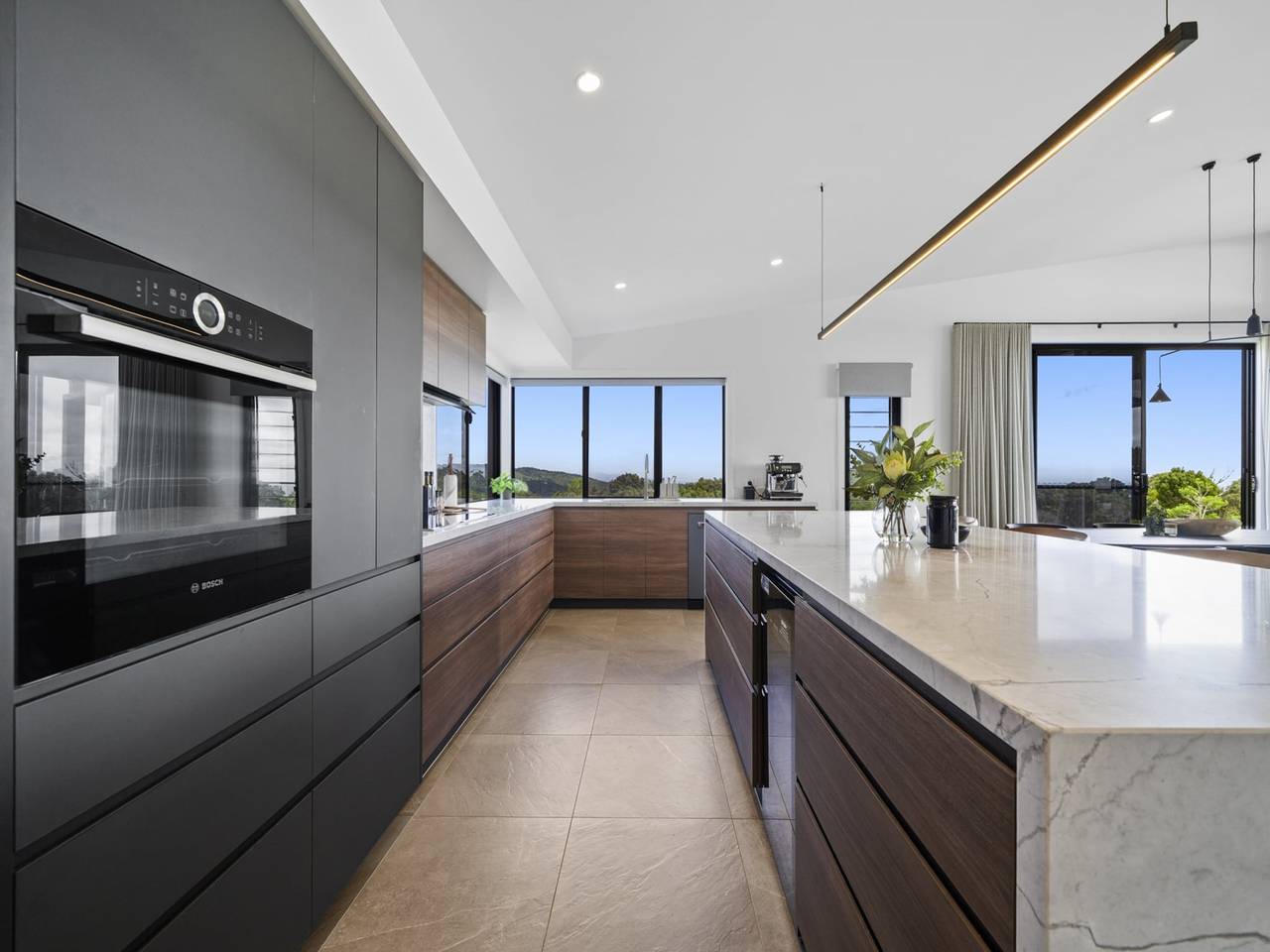 Entire apartment, Scenic House with Private Yard & Bbq Area in Gold Coast City