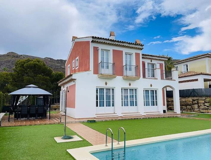 Chalet para 8 personas, con piscina además de jacuzzi y balcón en Marina Baja