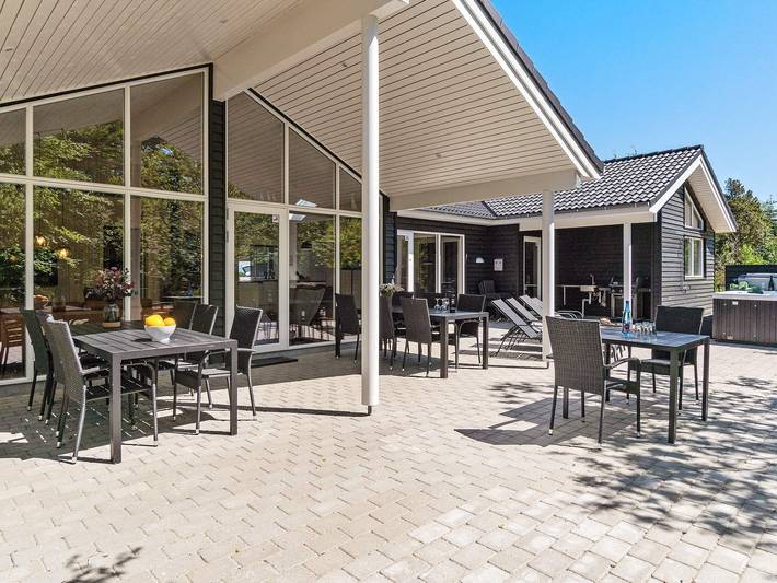 Ferieudlejning for 18 personer, med Terrasse og Pool samt Sauna i Jammerbugt