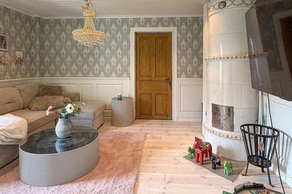 Gorgeous home in Djurås with Wifi in Dalarna