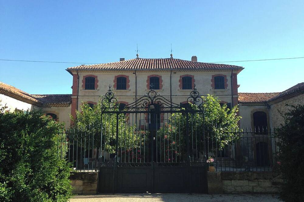 Gîte au Château Jonquier 2 in Séguret, Provence