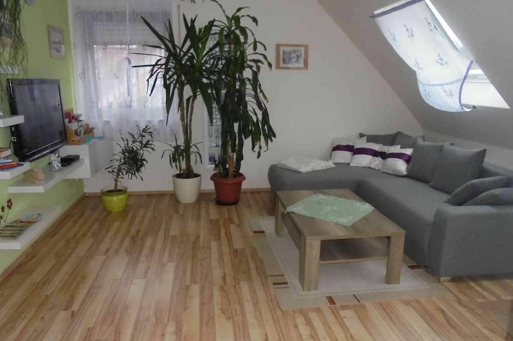Ganze Wohnung, Ferienwohnung im Dachgeschoss (80qm) mit separater Küche in Neuburg a.d.Kammel, Bayerisch Schwaben