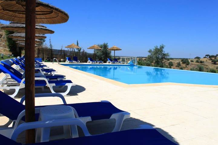 Hotel para 5 personas, con terraza y piscina - 1