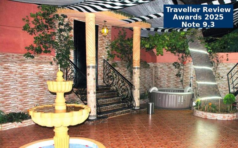 Villa pour 9 personnes, avec jardin et bassin pour enfant ainsi que jacuzzi et piscine