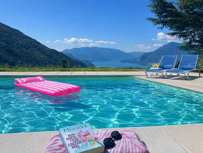 Ferienwohnung für 6 Personen, mit Ausblick und Pool sowie Seeblick und Garten