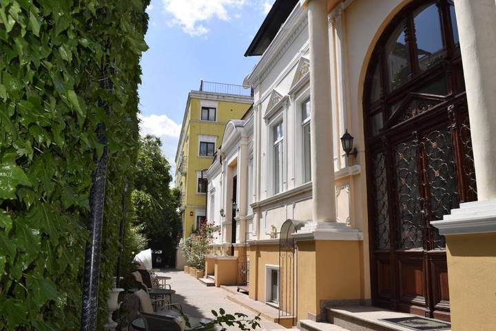 Hotel, con Terrazza e Giardino nonché Panorama a Bucarest