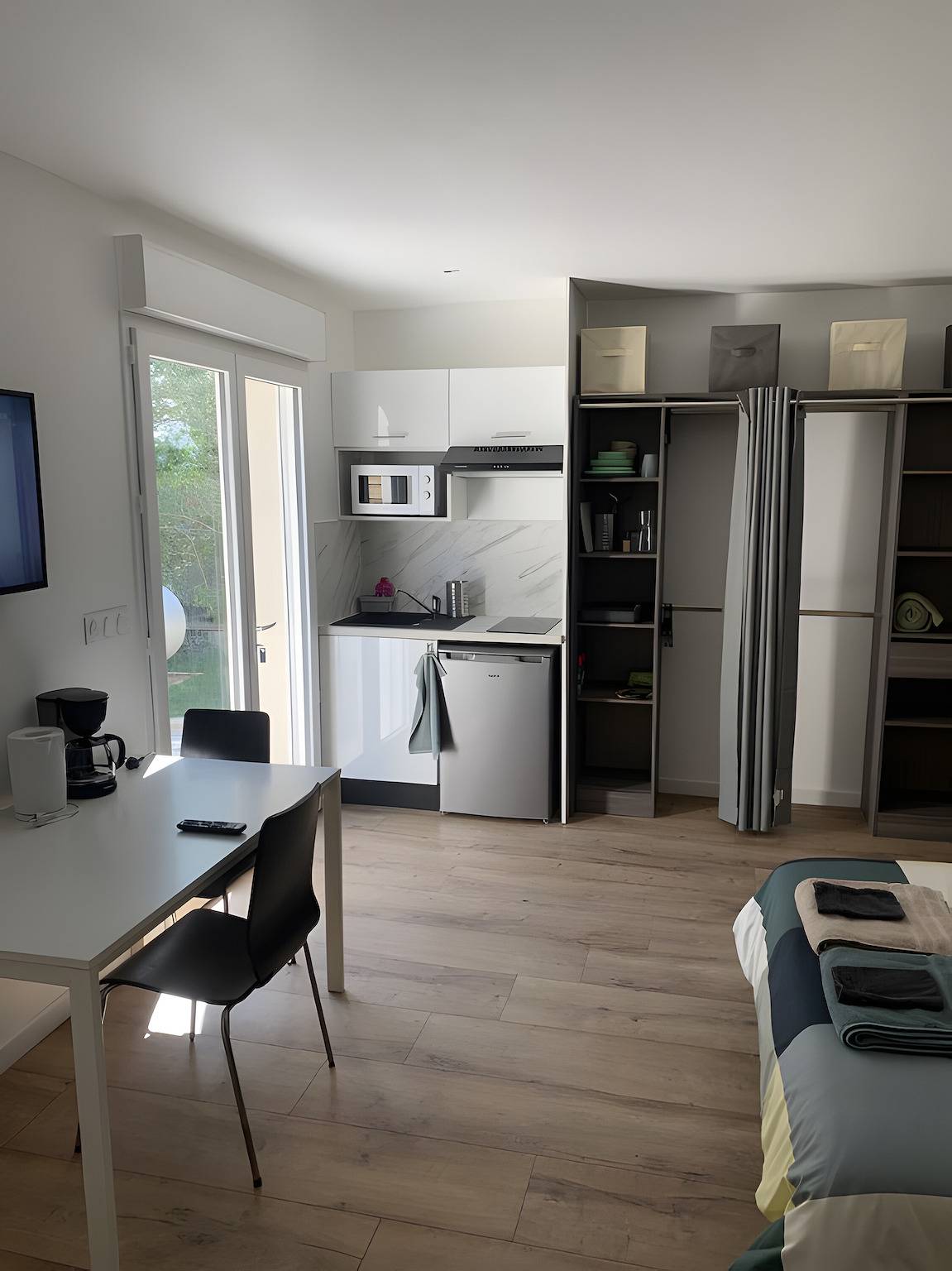 Studio entier, Studio '4' avec terrasse privée, jardin commun et Wi-Fi in Hanvec, Région de Brest