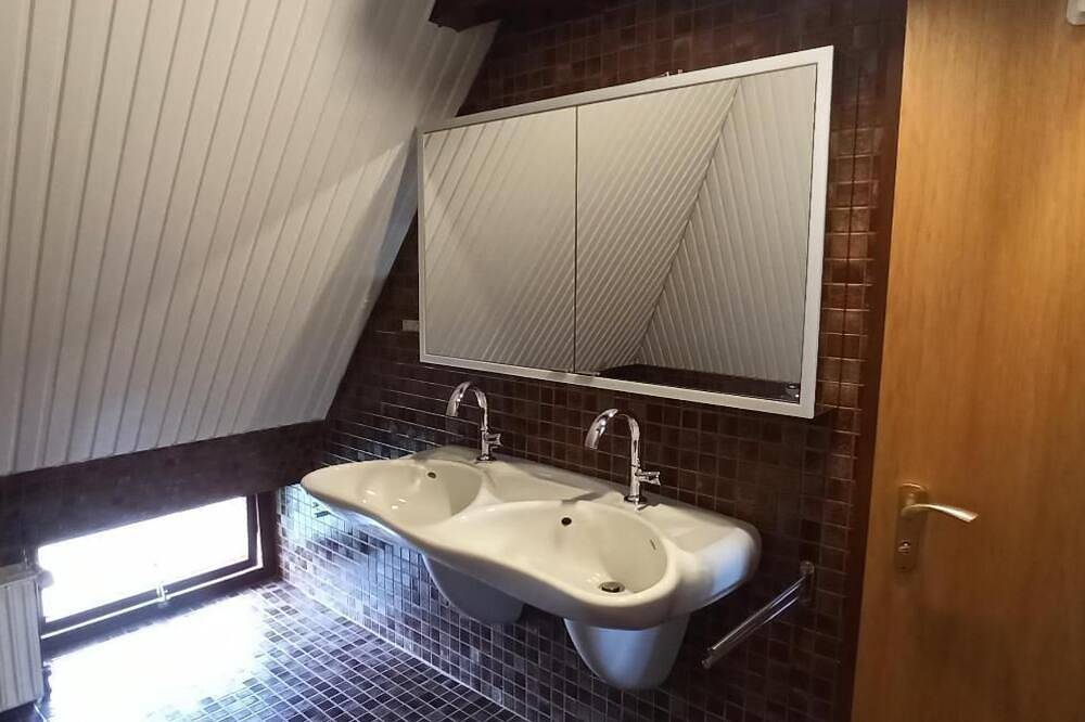 Ganze Wohnung, Kapitän Hansen Haus- Obergeschoss - Ferien im Künstlerdorf Oldsum in Süderende, Föhr