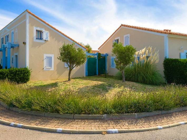 Appart’hôtel pour 6 personnes, avec piscine ainsi que jardin et terrasse