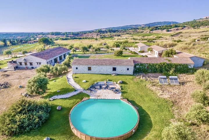 Gîte pour 4 personnes, avec piscine et jardin à Badesi