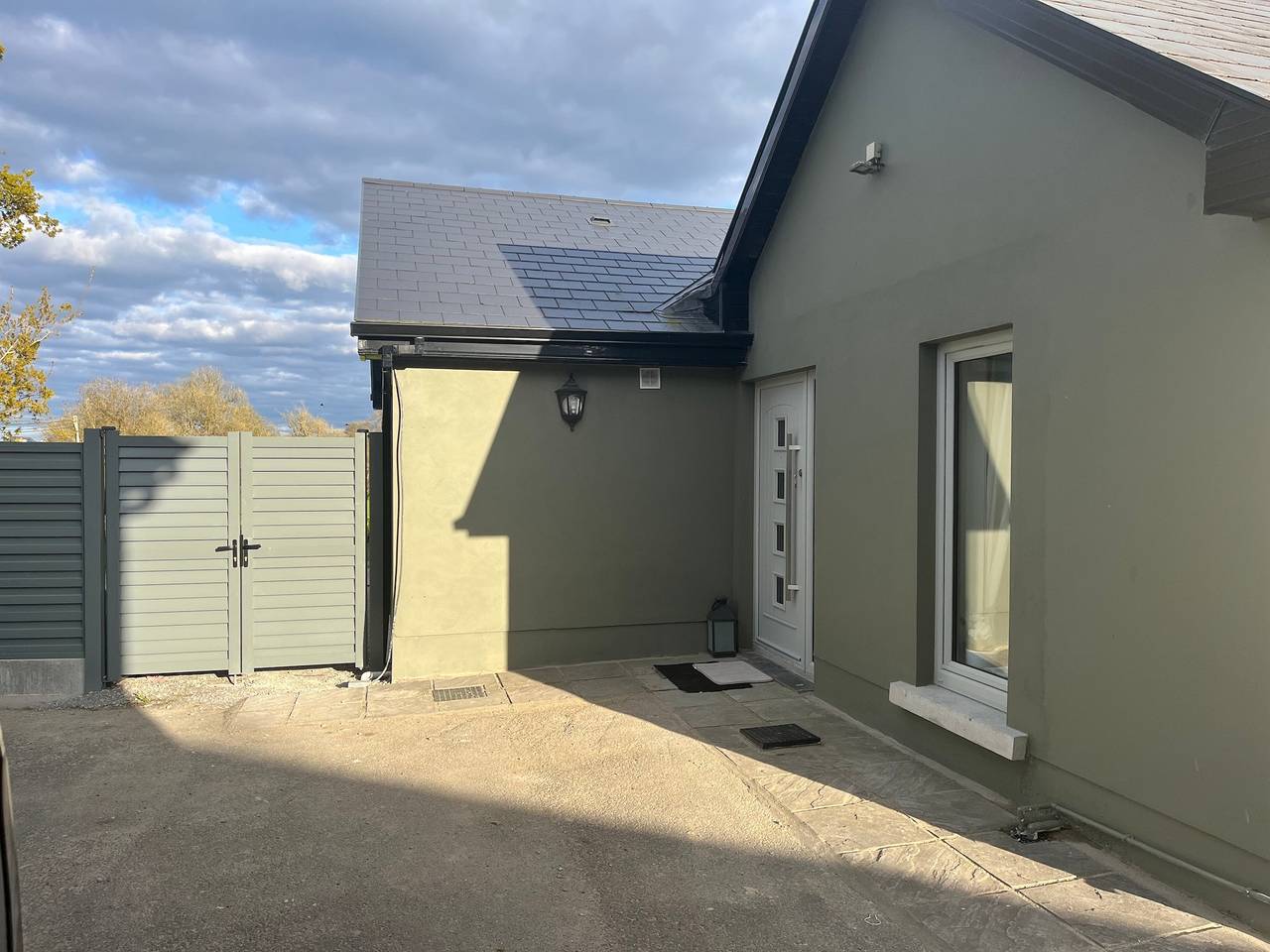 Bungalow Sleeps 2 with Garden and Parking in County Clare