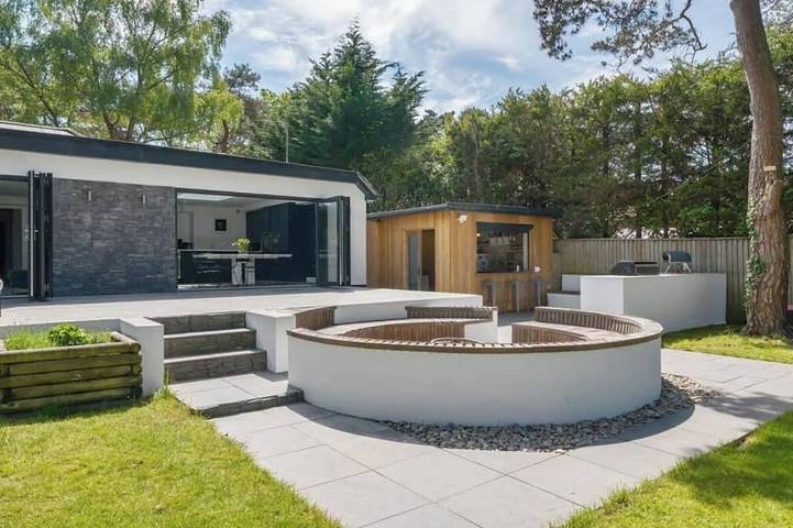 Vacation rental for 14 people, with Hot tub and Terrace as well as Yard in Dorset