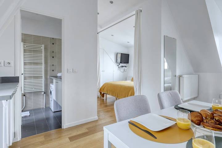 Entire apartment, Classy, New & Large Designed Studio in Eiffel Tower, Paris