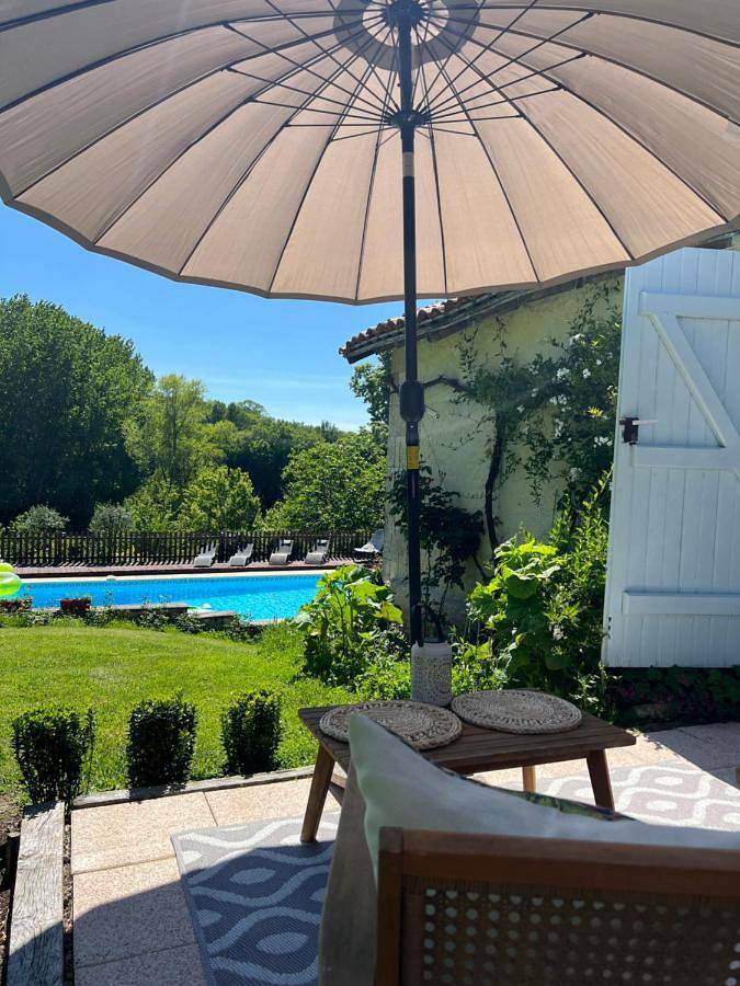 Gîte pour 2 personnes, avec vue ainsi que piscine et jardin à Saint-Romain