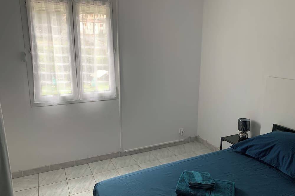 Appartement entier, Appart. avec piscine  - ( 4 personnes durant le séjour + 1 enfant de - 6 ans) in Roquefort-la-Bédoule, Région de Marseille